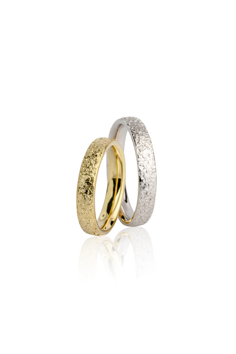 Eheringe von Weidenfeld. Der Damenring mit angeschmolzenmder Oberfläche ist aus Gelbgold. Der Herrenring mit angeschmolzender Oberfläche ist aus Weißgold.