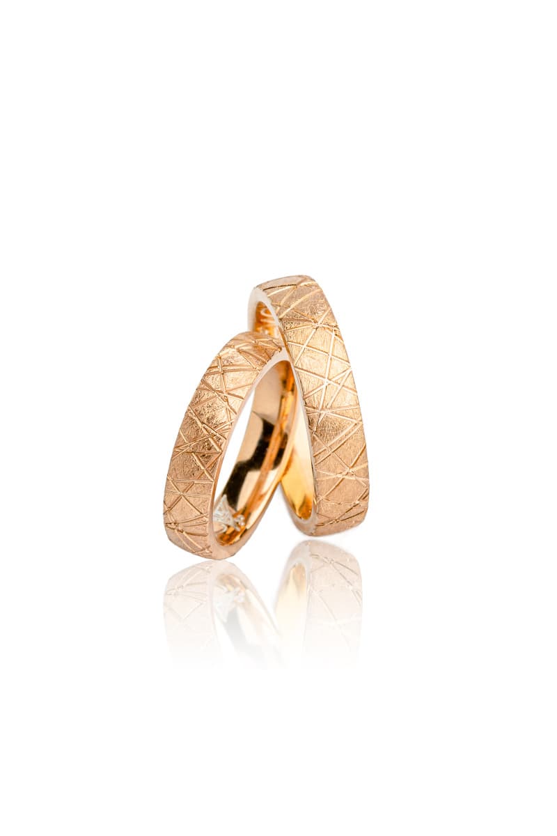 Rotgoldringe mit besonderer Oberfläche. Beide Ringe haben unsere Oberfläche "Steel". 
