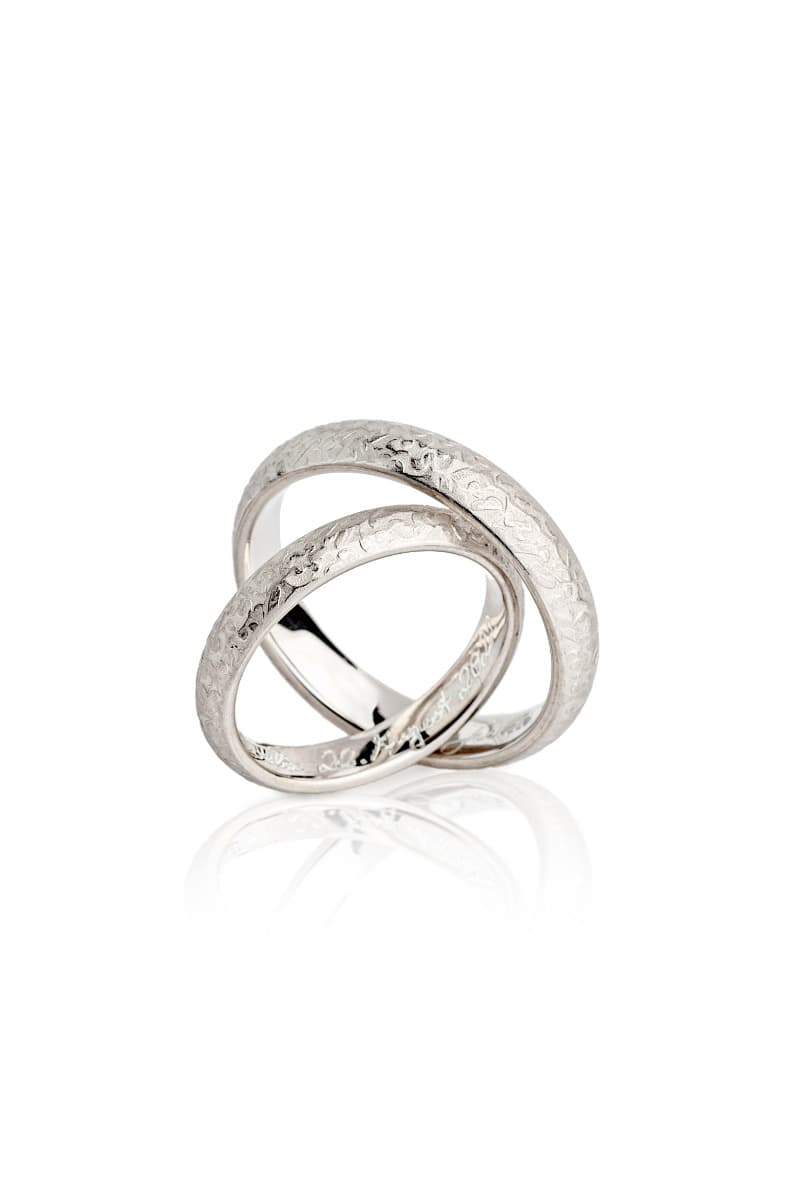 Weißgoldringe mit besonderer Oberfläche. Beide Ringe haben unsere Oberfläche "Frozen". 