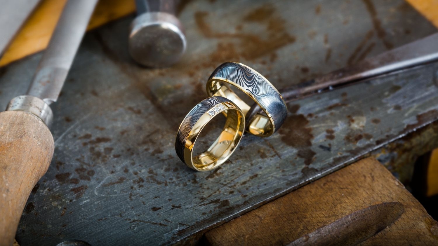 Bei uns finden Sie außergewöhnliche Eheringe aus Gold mit Damaszener Stahl! Seien Sie anders!